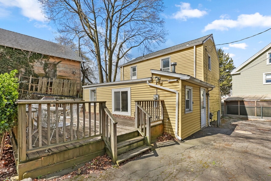 More Photos Of 15 Henry St, Greenwich Multifamily For Sale
