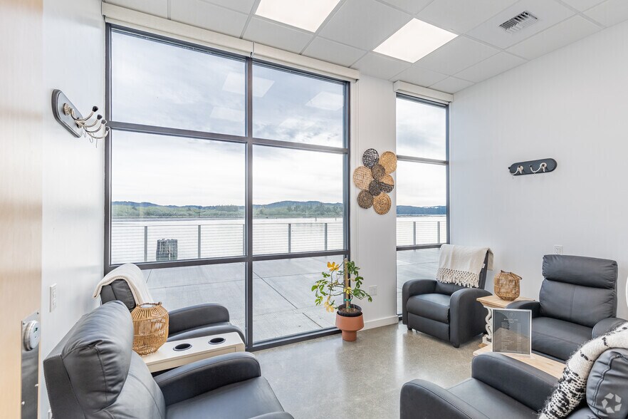 More Photos Of 1280 N Bayshore Dr, Coos Bay General Retail For Lease