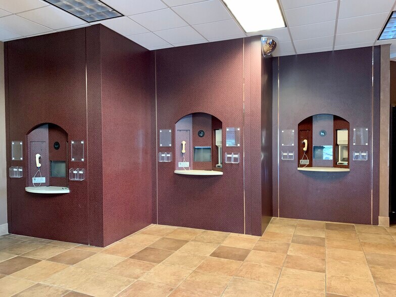 More Photos Of 139 Plaza Dr, Brandon Bank For Sale