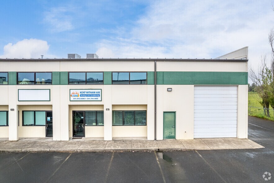 More Photos Of 4660 Main St, Springfield Light Manufacturing For Lease