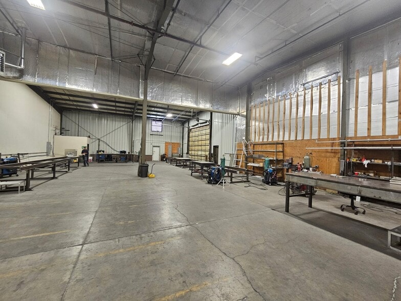 More Photos Of 273 SE 9th St, Bend Distribution For Lease