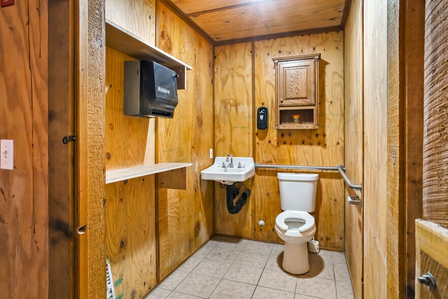More Photos Of 8977 DuPont Blvd, Lincoln Convenience Store For Sale