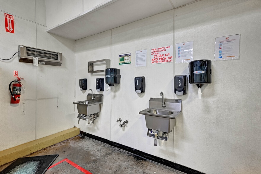 More Photos Of 100 Chamber Plz, Charleroi Supermarket For Lease