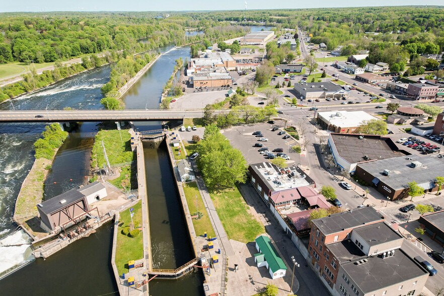 More Photos Of 24 S First St, Fulton Restaurant For Sale
