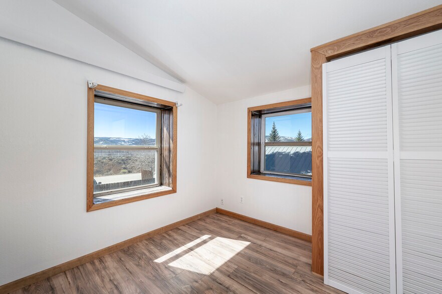 More Photos Of 695 Agate ave, Granby Flex For Sale