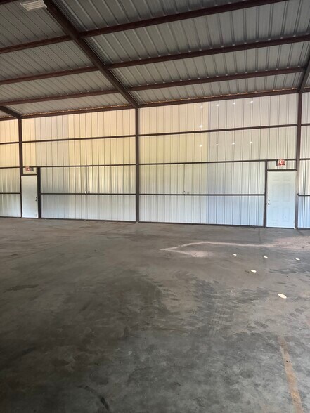 More Photos Of 12500 US-183 Hwy, Luling Warehouse For Lease