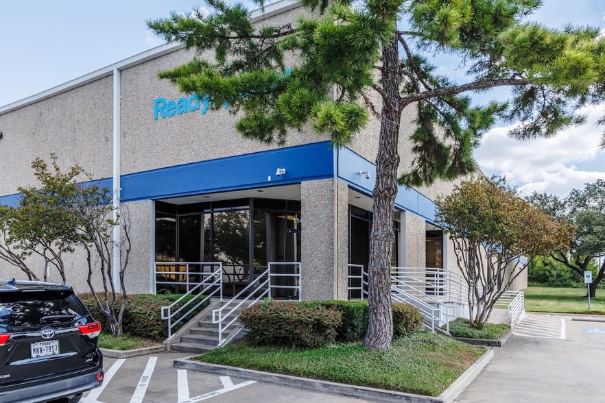 More Photos Of 11410-11420 Mathis Ave, Farmers Branch Distribution For Lease