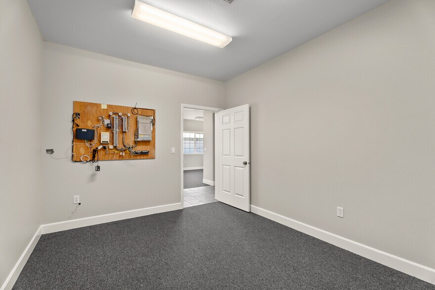 More Photos Of 180 Weyerhaeuser Dr N, Roseburg Warehouse For Sale