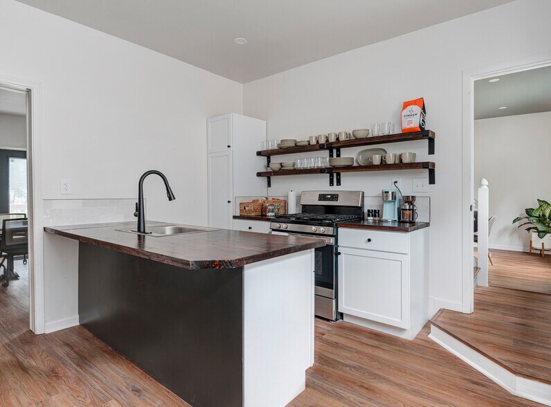 More Photos Of 6543 Ferguson St, Indianapolis Office Residential For Lease