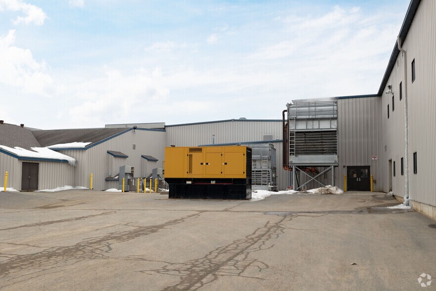 More Photos Of 603 Queensbury Ave, Queensbury Distribution For Sale