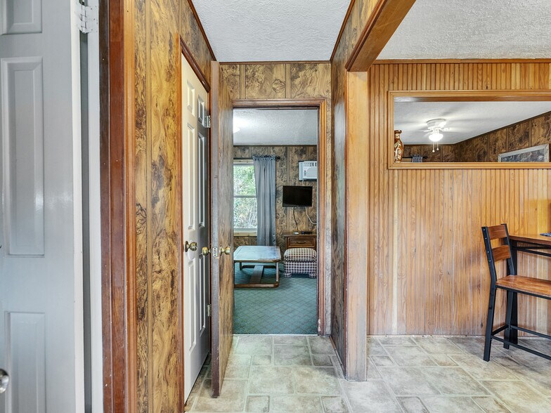 More Photos Of 280 Broken Arrow Marina, Livingston Hotel For Sale