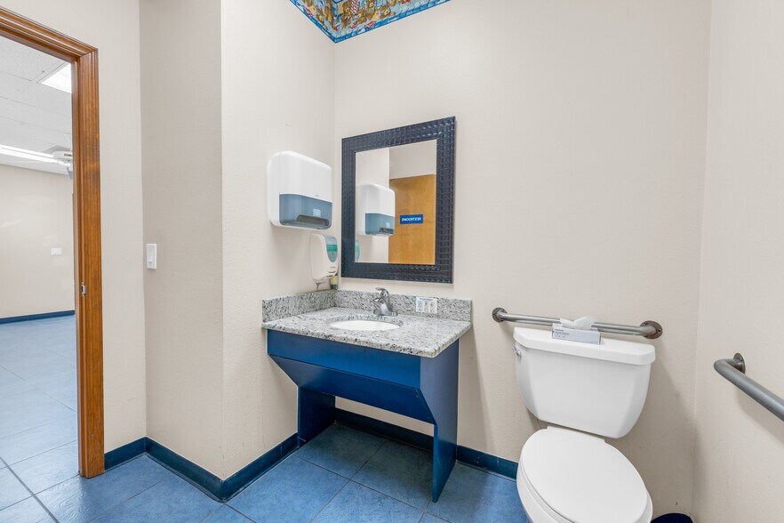 More Photos Of 7848 Lake Underhill Rd, Orlando Medical For Lease