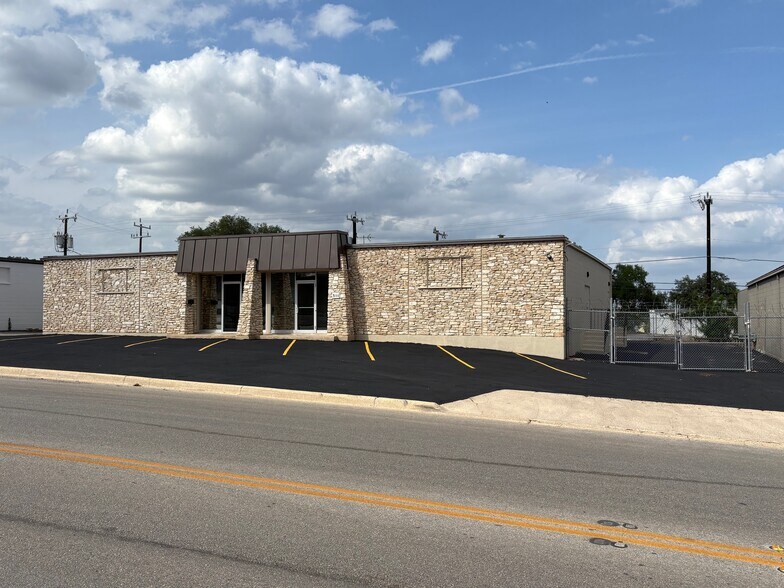 More Photos Of 511 W Rhapsody Dr, San Antonio Service For Lease