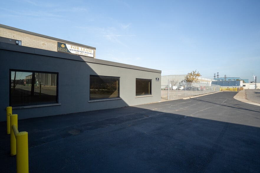More Photos Of 100 Burland Cres, Hamilton Warehouse For Lease
