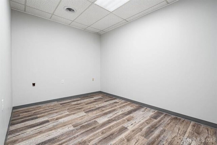 More Photos Of 1009 W Ridge St, Marquette Office For Sale