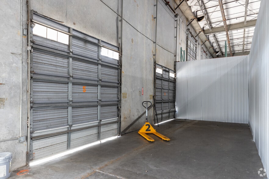 More Photos Of 2507 Investors Row, Orlando Distribution For Lease