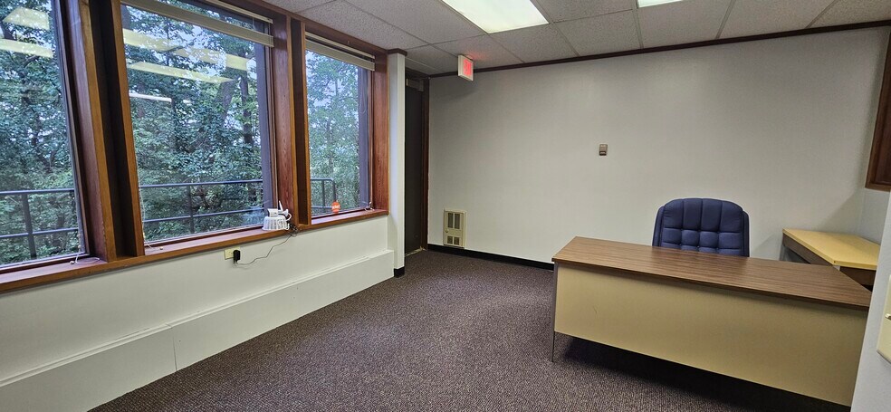 More Photos Of 1010 Oak Ridge Dr, Eau Claire Loft Creative Space For Lease