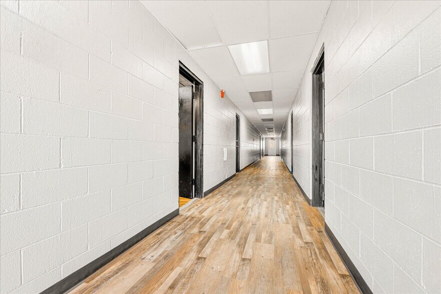 More Photos Of 841 S Highway 25 W, Williamsburg Flex For Sale