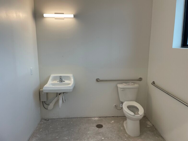 More Photos Of 3730 El Camino Real, Atascadero Flex For Lease