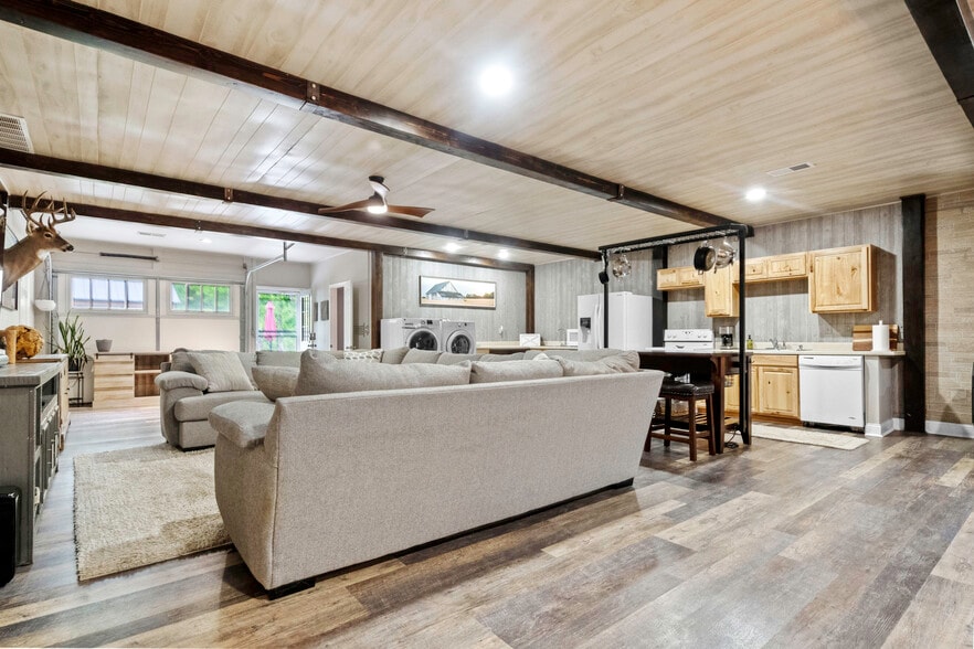 More Photos Of 11155 Hubbard Rd, Kansas City Flex For Sale