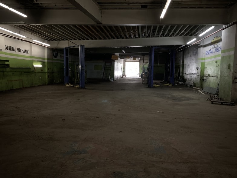 More Photos Of 1932 Jerome Ave, Bronx Warehouse For Lease