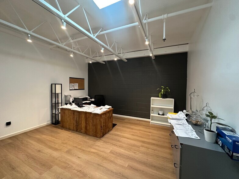 More Photos Of 3018 N North Coolidge Ave, Los Angeles Specialty For Lease