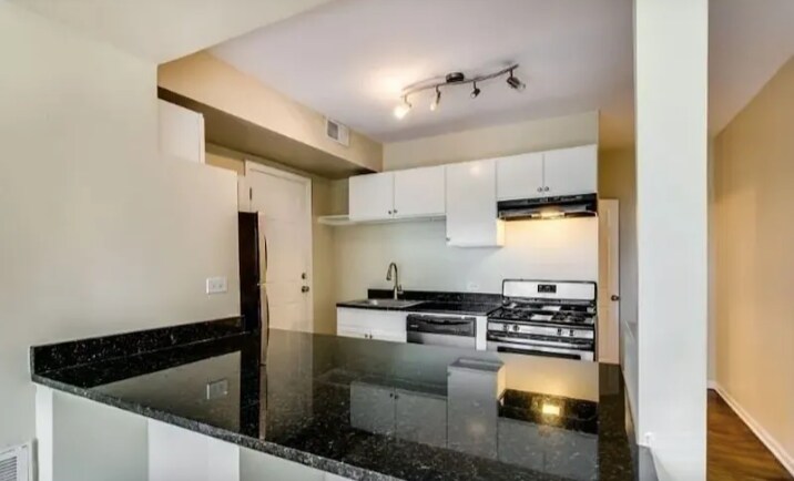 More Photos Of 3240 N Clark St, Chicago Apartments For Sale