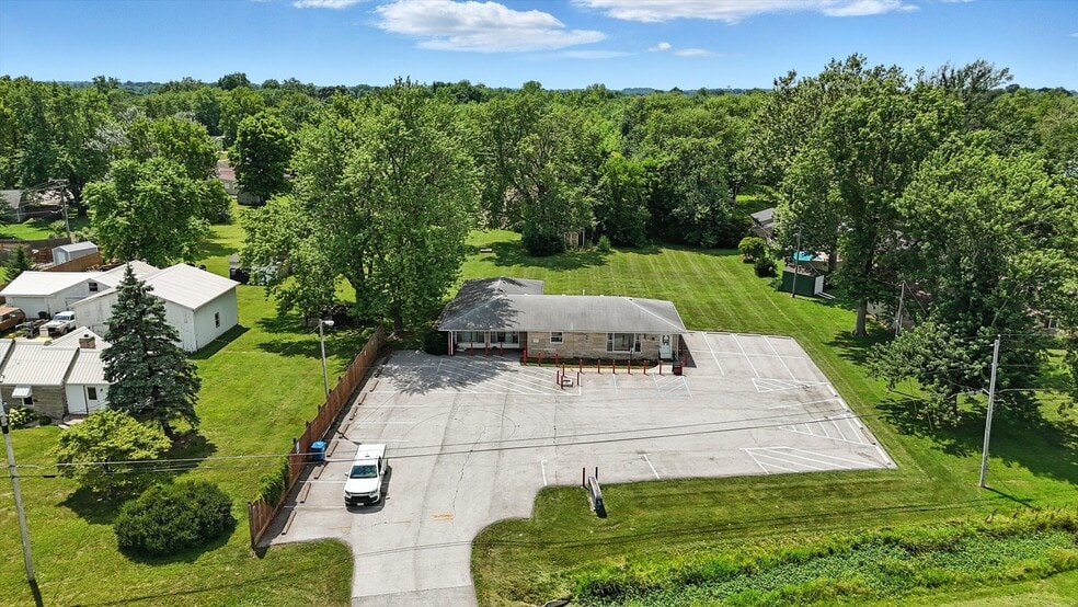 Primary Photo Of 6540 N Us-31, Whiteland Veterinarian Kennel For Sale