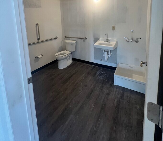 More Photos Of 1136 Hungry Neck Rd, Mount Pleasant Unknown For Lease