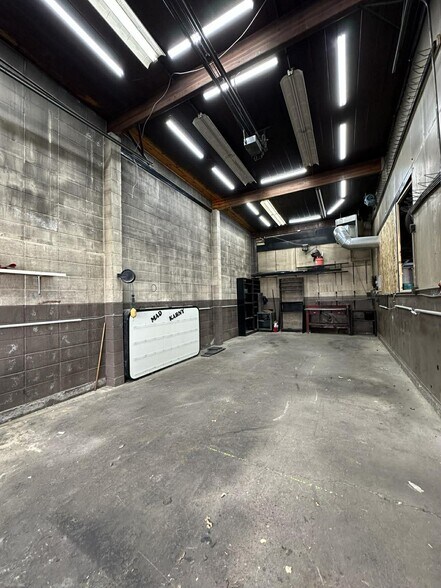 More Photos Of 201 W Main St, Laurel Service Station For Lease