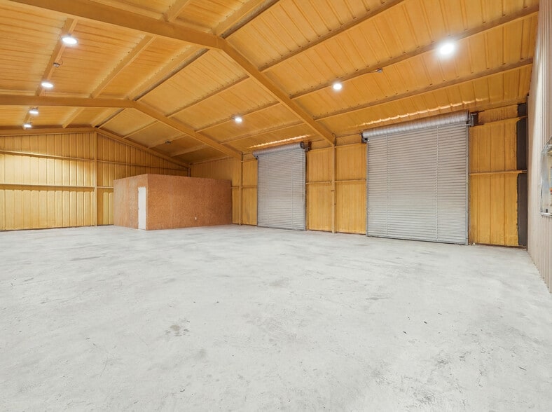 More Photos Of 117 Business Dr W, Kerrville Warehouse For Sale