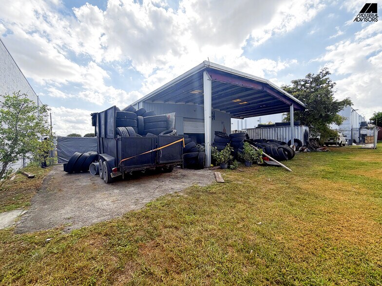 More Photos Of 8115 NW 98th St, Hialeah Manufacturing For Lease