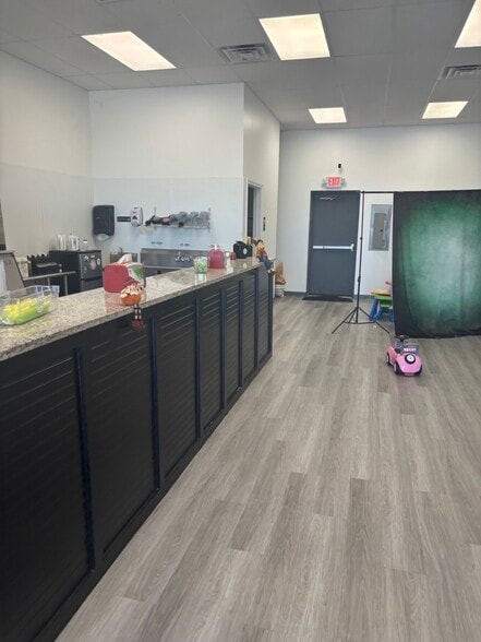 More Photos Of 710 E Sublett Rd, Arlington Unknown For Lease