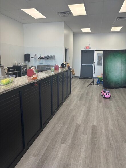 More Photos Of 710 E Sublett Rd, Arlington Unknown For Lease