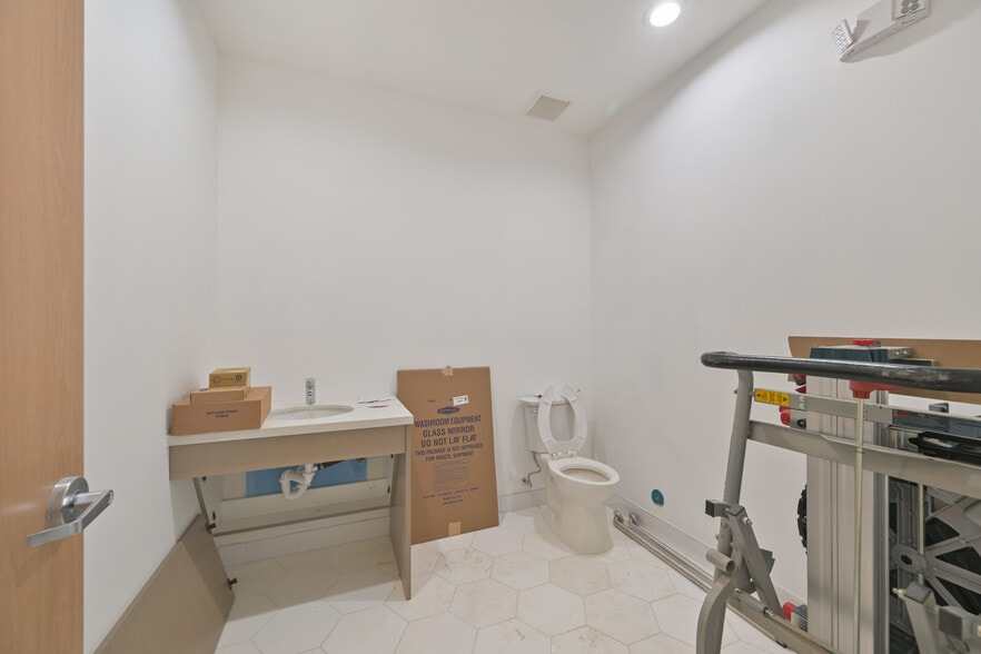 More Photos Of 12249 Katy Fwy, Houston Office For Lease