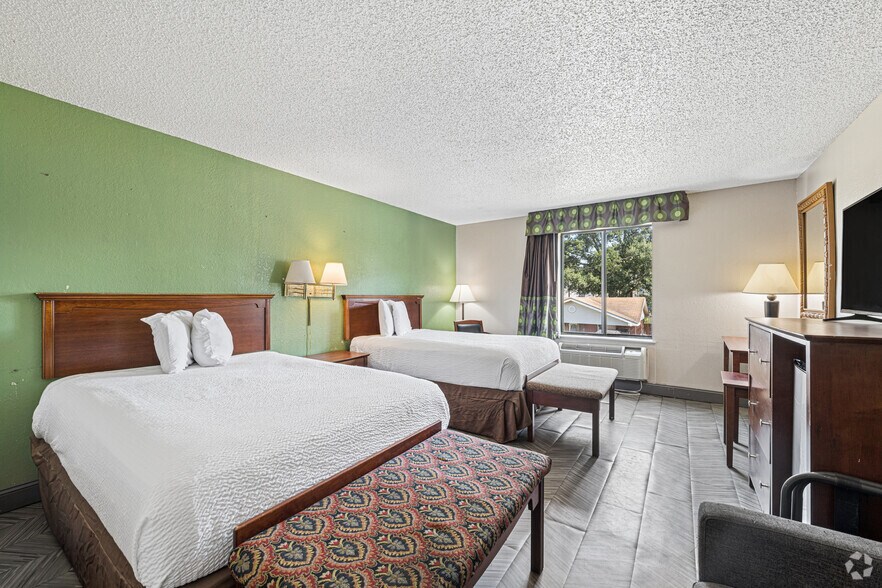 More Photos Of 2224 NE Evangeline Trwy, Lafayette Hotel For Sale