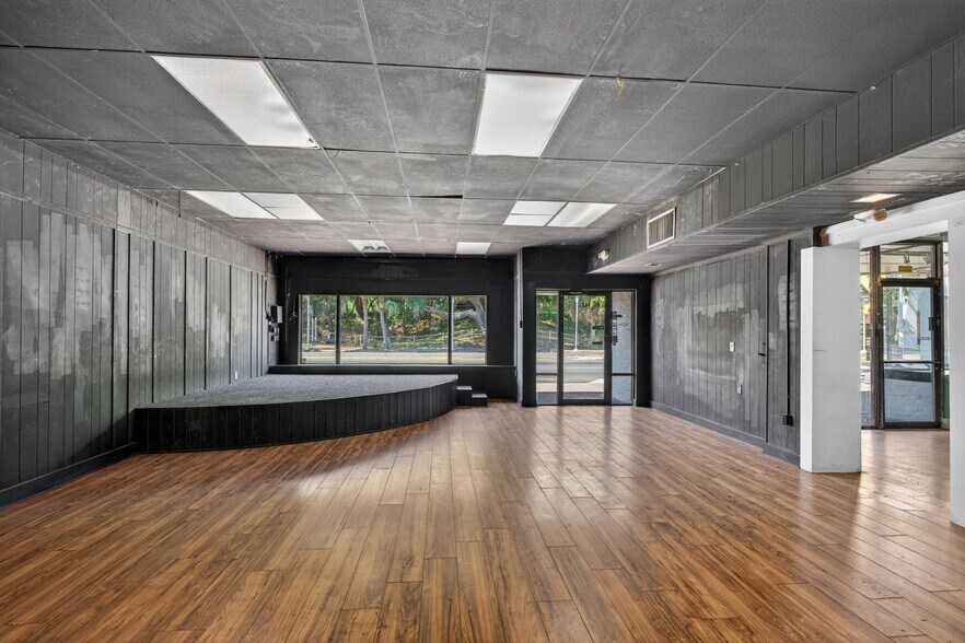 More Photos Of 142 & 144 US-98 Miracle Strip Pky, Fort Walton Beach Storefront For Sale