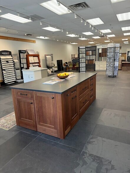 More Photos Of 522 Amherst St, Nashua Showroom For Lease