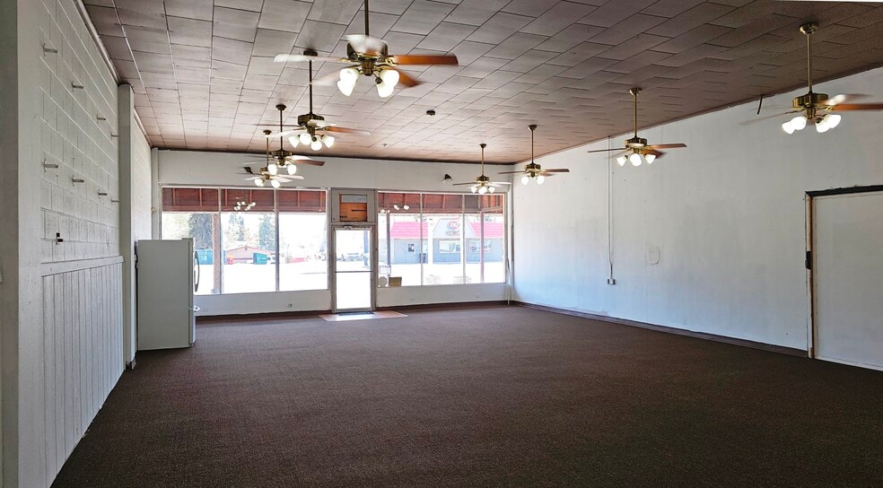 More Photos Of 4609 S 6th St, Klamath Falls Storefront For Sale