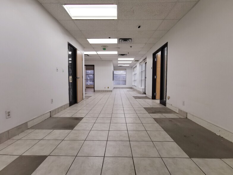 More Photos Of 3871 N Fraser Way, Burnaby Showroom For Lease