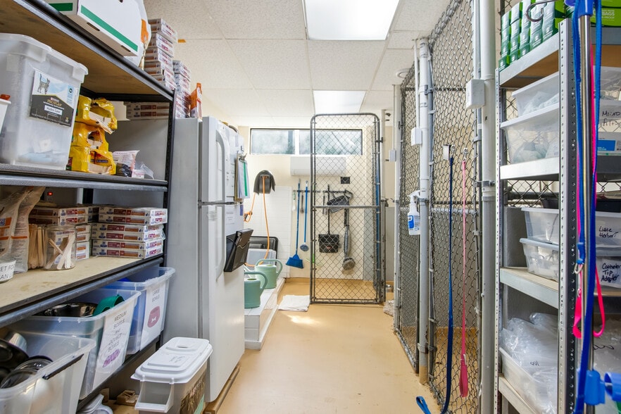 More Photos Of 4254 Eagle Rock Blvd, Los Angeles Veterinarian Kennel For Sale