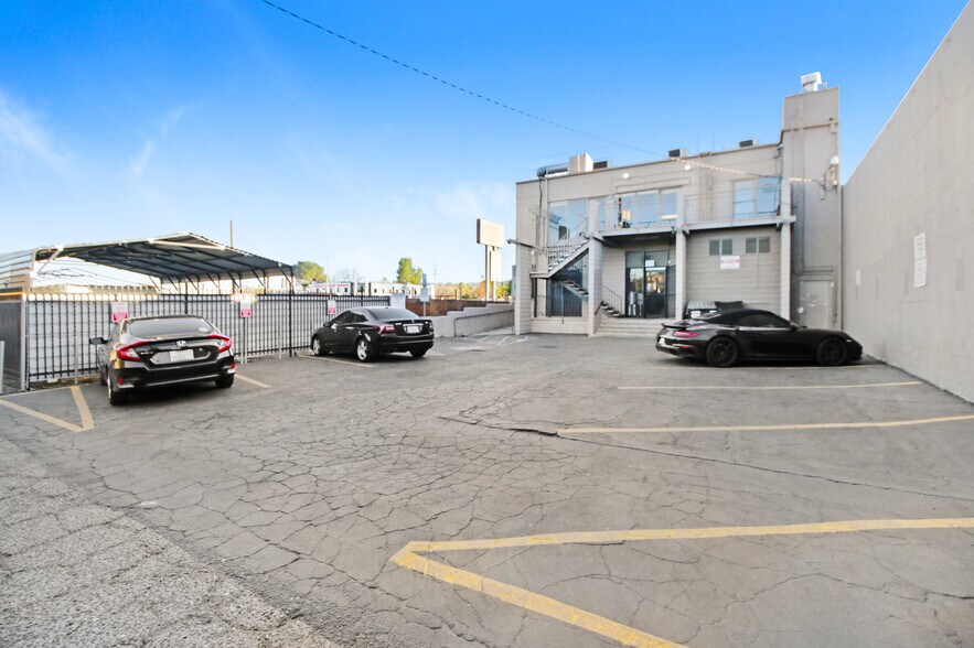 More Photos Of 19345-19347 Ventura Blvd, Tarzana Freestanding For Lease