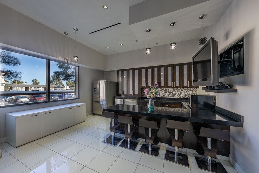 More Photos Of 2960 W Sahara Ave, Las Vegas Office For Lease