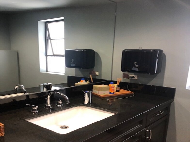 More Photos Of 3025 Airport Ave, Santa Monica Loft Creative Space For Lease