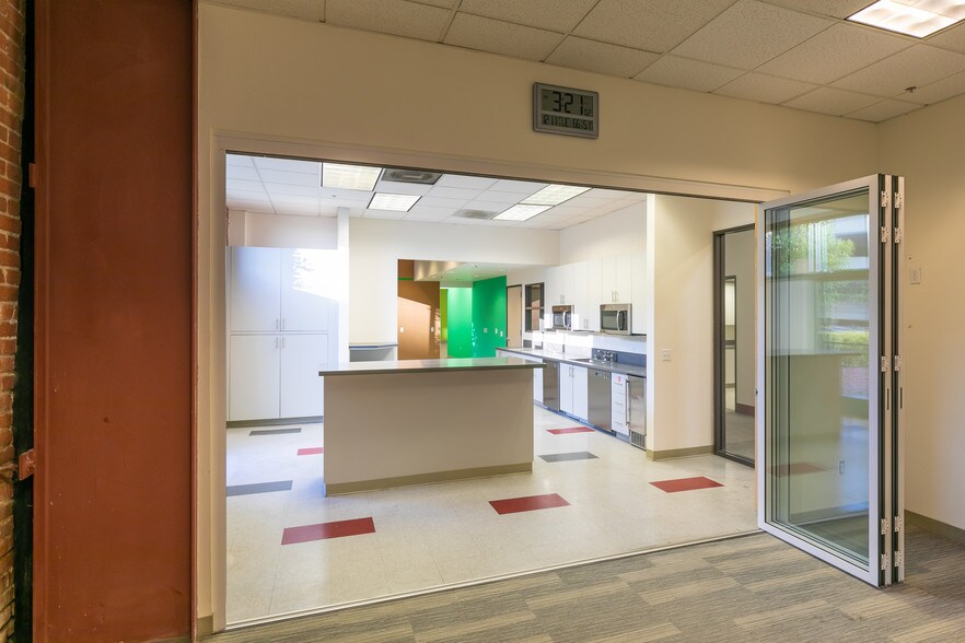 More Photos Of 5903-5909 Christie Ave, Emeryville Office For Sale