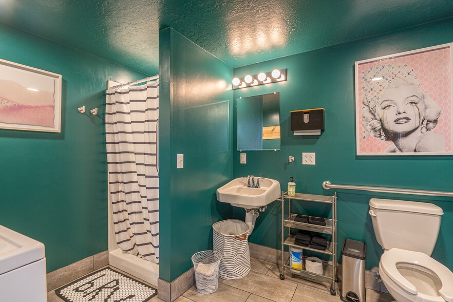 More Photos Of 1175 2nd St SE, Bandon Hotel For Sale