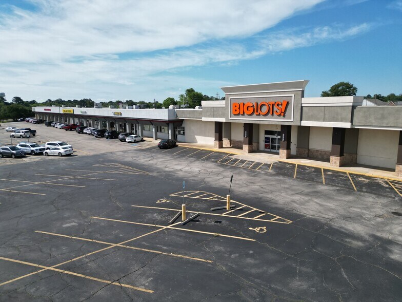 More Photos Of 102-110 Midtown Dr, Kilgore General Retail For Lease