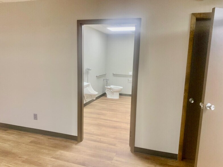 More Photos Of 2440 S High St, Longview Office For Lease