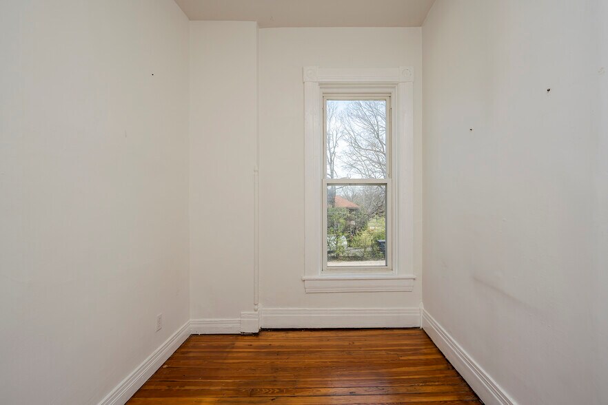 More Photos Of 199 E Loudon Ave, Lexington Office Residential For Sale