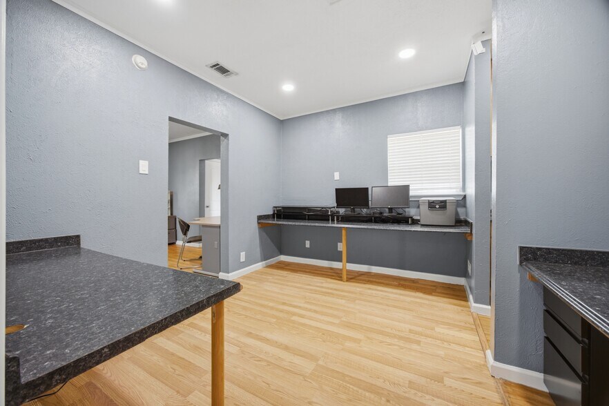 More Photos Of 306 N Center St, Forney Office For Lease